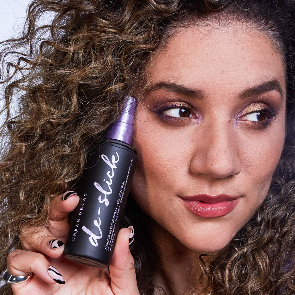 URBAN DECAY De-Slick technologie contrôle température pour fixer le maquillage.