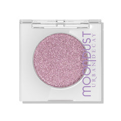 Urban Decay Moondust Space Cowboy paillettes lilas sur les paupières pour un éclat durable.