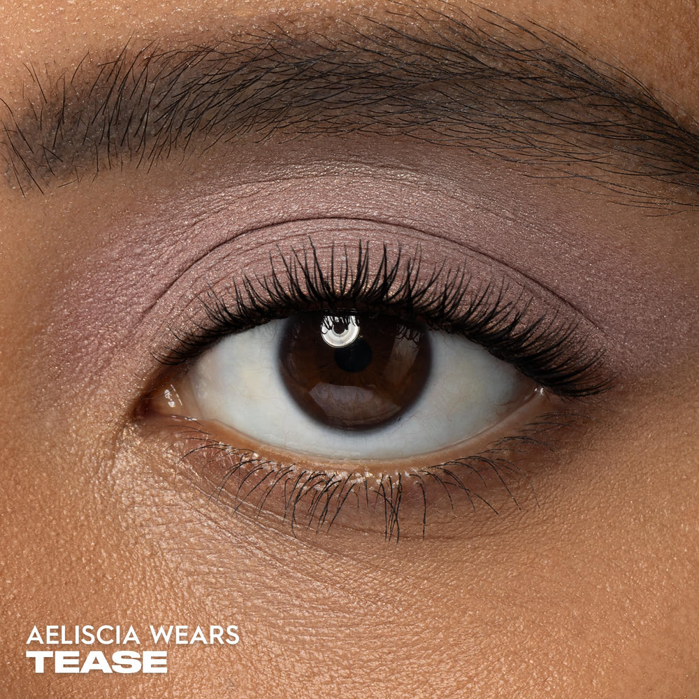 URBAN DECAY Te tease application au doigt, texture veloutée prête à estomper toute la paupière.