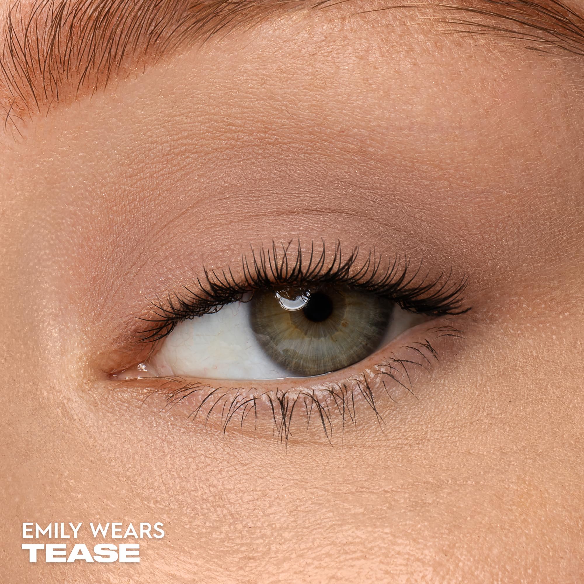 URBAN DECAY Tease application au pinceau, pigment dense et uniforme pour finition précise.