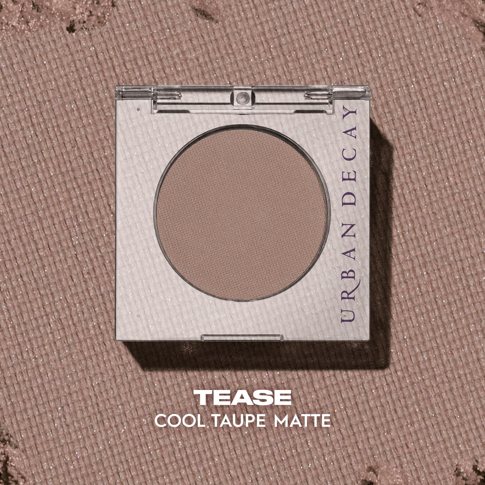 URBAN DECAY Tease swatches, teinte taupe prête à porter avec effet riche.