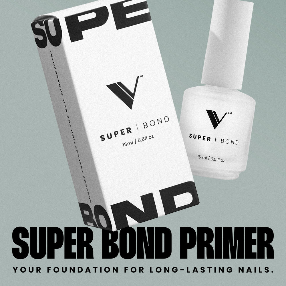 V Beauty Pure Super Bond Primer offre une adhérence extrême pour une tenue prolongeable.