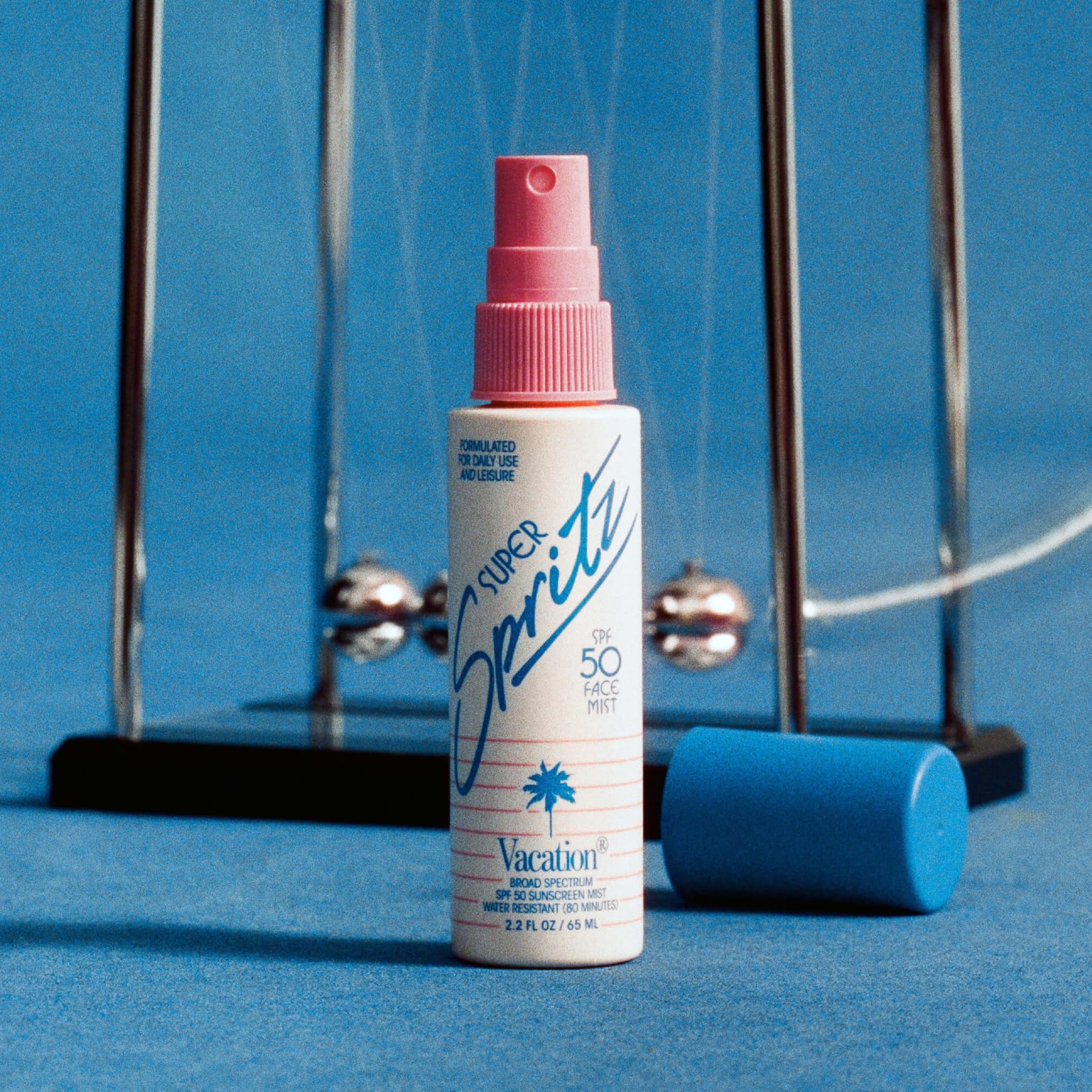 VACATION Mini Spritz SPF50 : protection UV quotidienne et frais instantané.