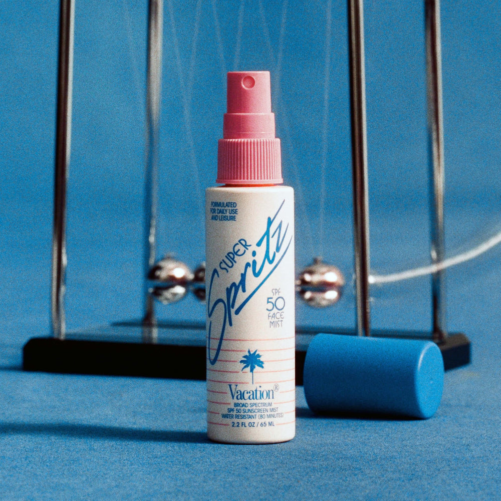 VACATION Mini Spritz SPF50 : protection UV quotidienne et frais instantané.