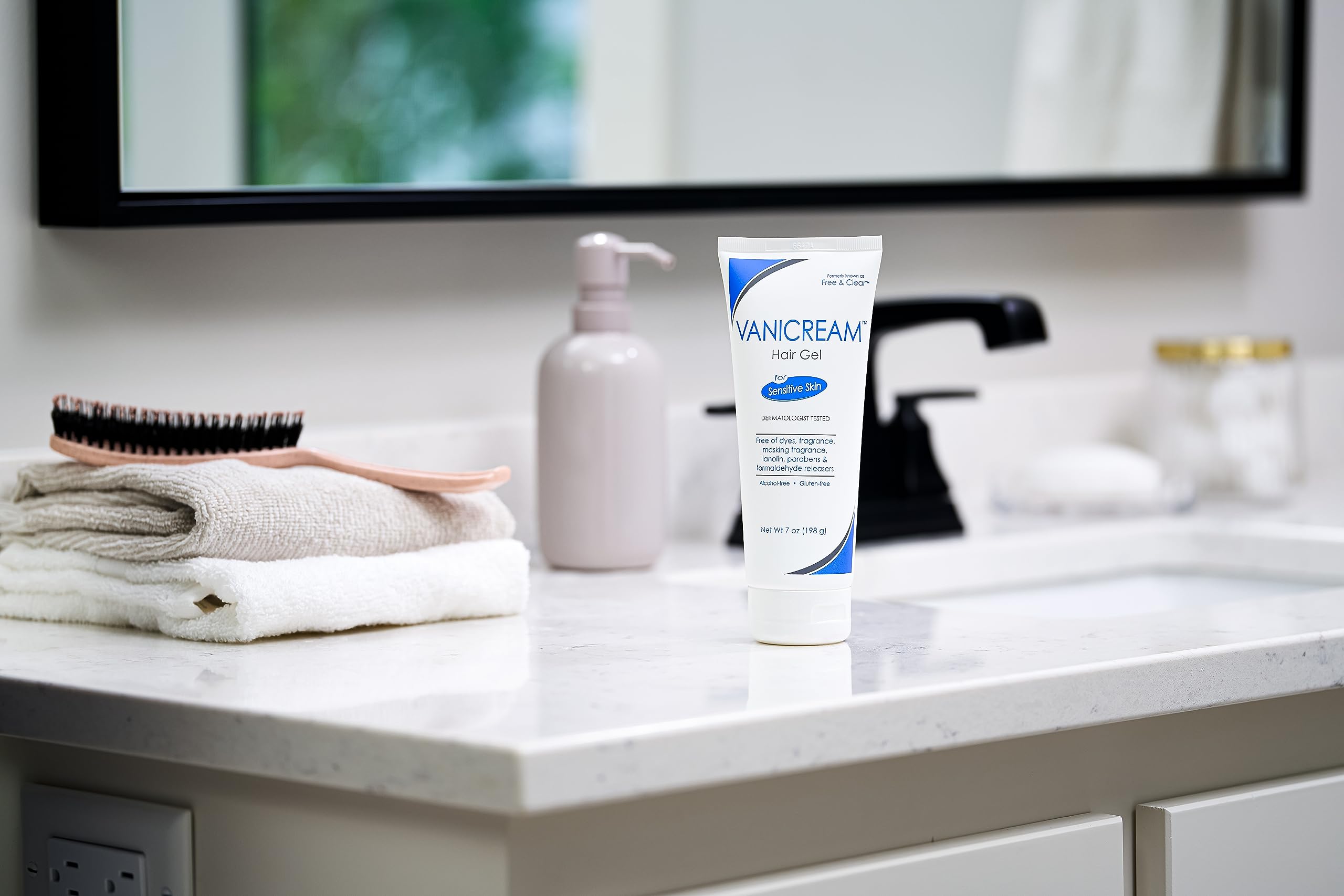 Application du gel Vanicream sur cheveux humides pour définition naturelle.