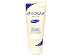 Vanicream Gel Coiffant, main en train d’appliquer, cheveux propres et volumisés.