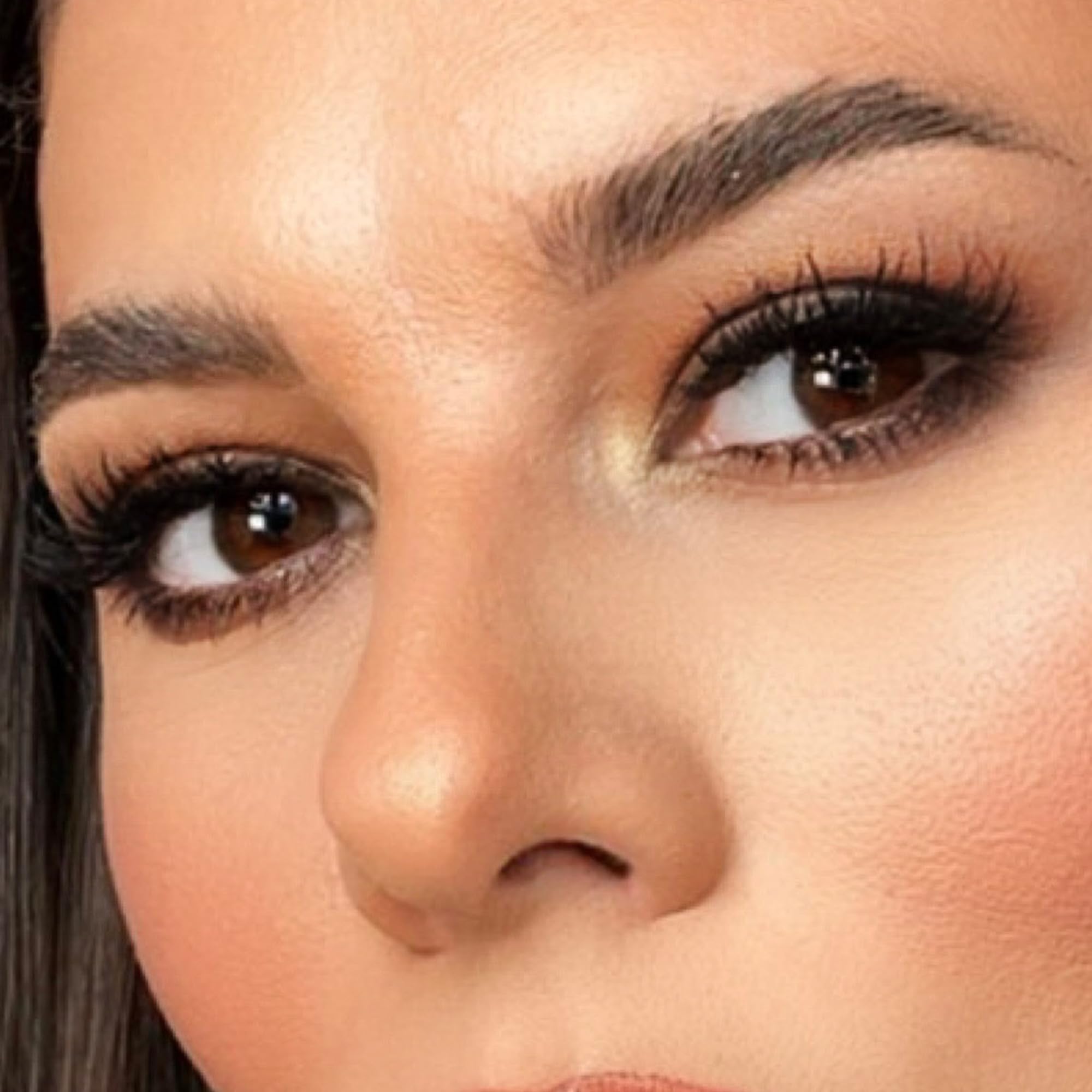 Application fluide du Kajal Waterline sur la ligne des cils.