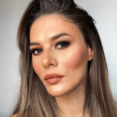 Texture-creme du VASANTI Kajal Waterline pour une application douce.