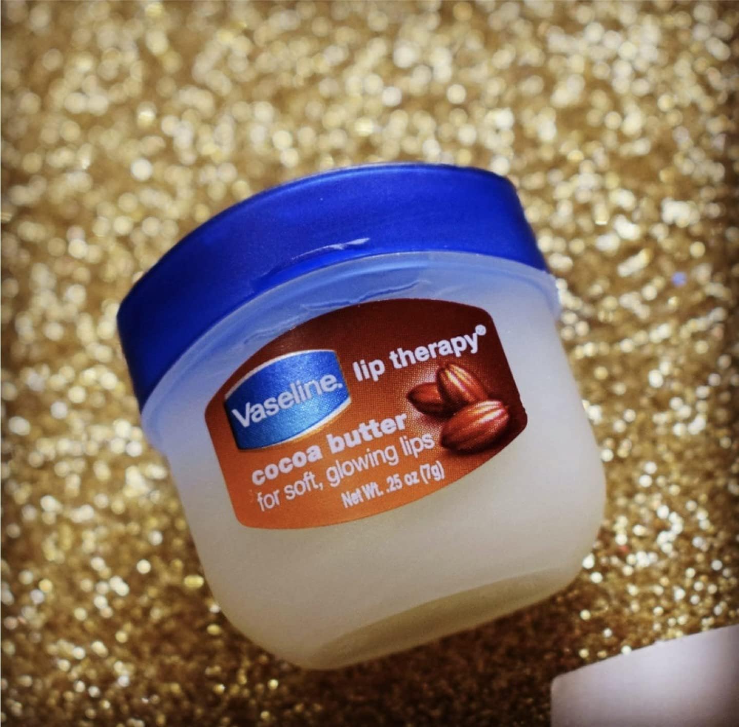 Mini soin lèvres Vaseline Cocoa Radiant appliqué pour lèvres douces