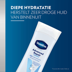 Étiquette Vaseline et flacon sur plan de toilette, promesse d'hydratation longue durée.
