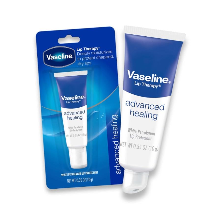 Application quotidienne de Vaseline Lip Therapy pour lèvres protégées et confortables.