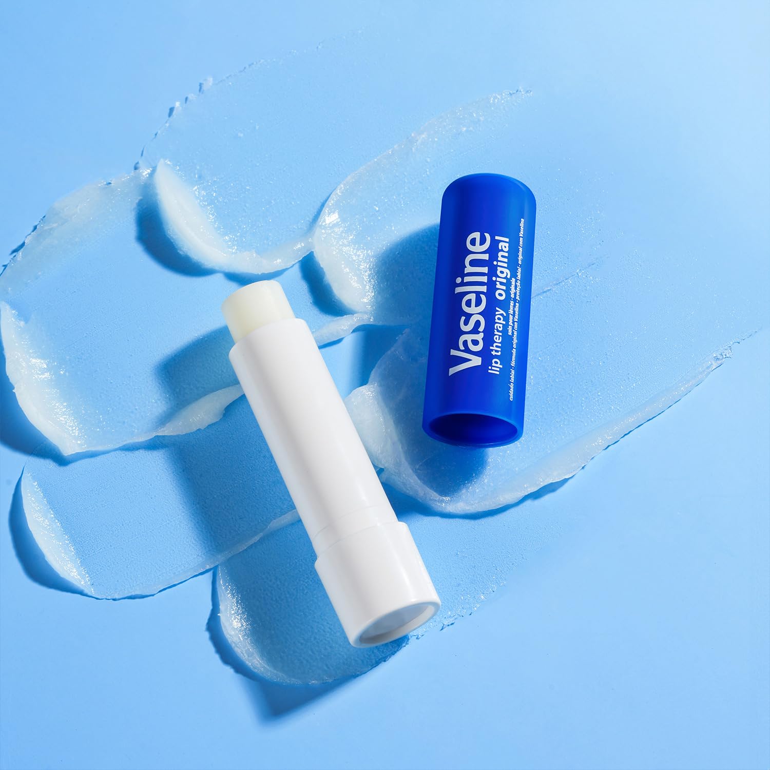 Usage nomade de Vaseline Lip Therapy, format compact pour sac.