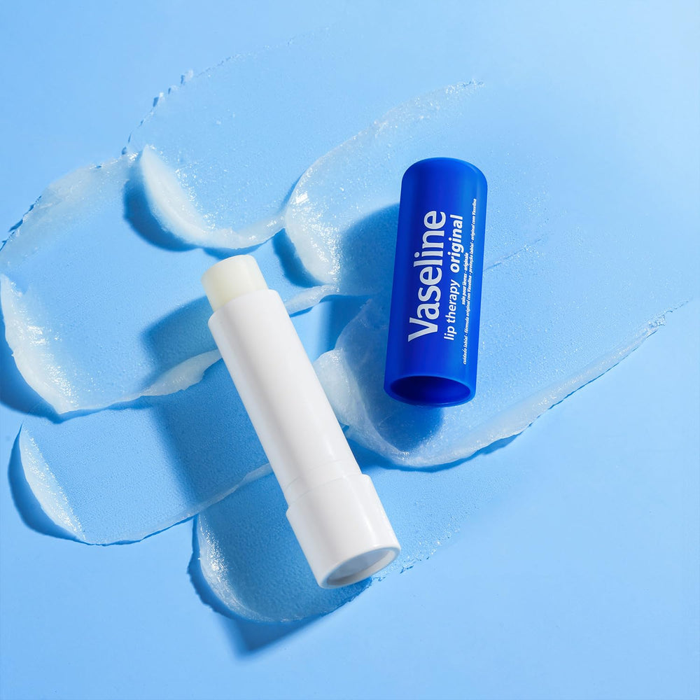 Usage nomade de Vaseline Lip Therapy, format compact pour sac.