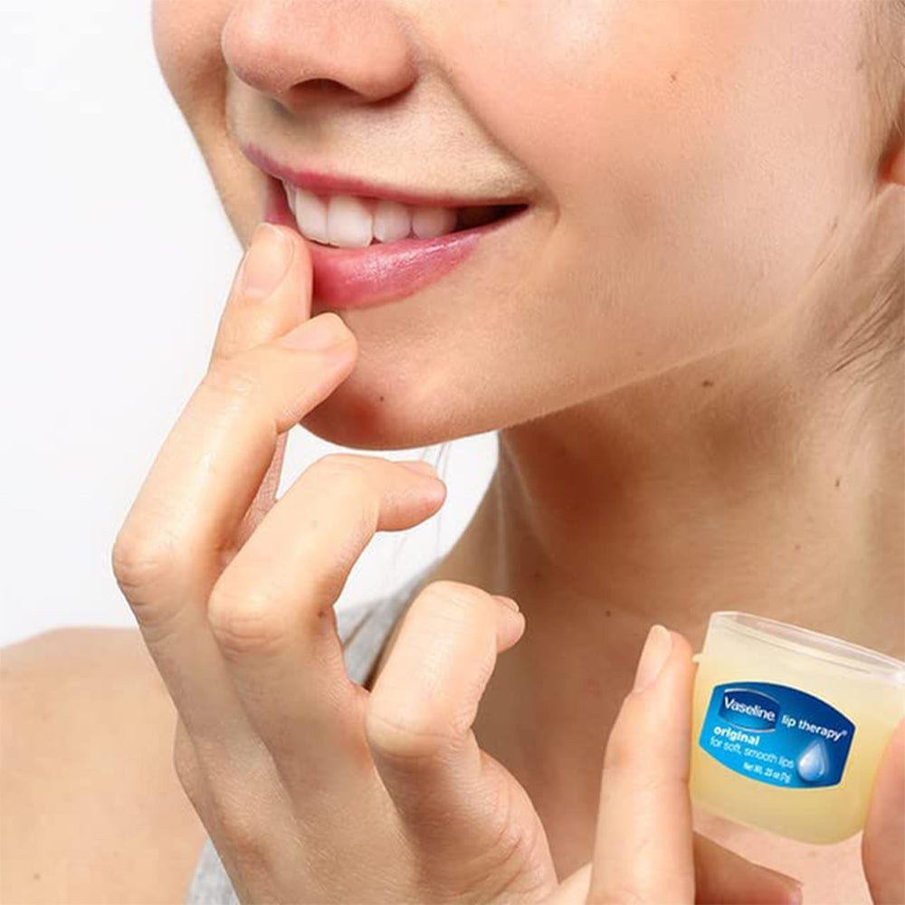 Vaseline Original Healing Jelly crée une barrière protectrice sur la peau.