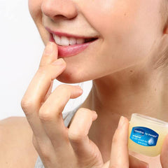 Vaseline Original Healing Jelly crée une barrière protectrice sur la peau.