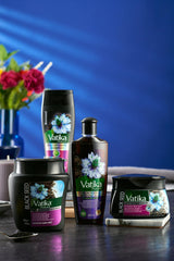 Vatika Naturals application sur cheveux humides, traitement rapide et efficace.