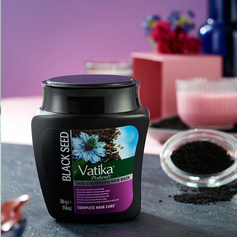 Vatika Naturals cheveux nourris et brillants après utilisation.