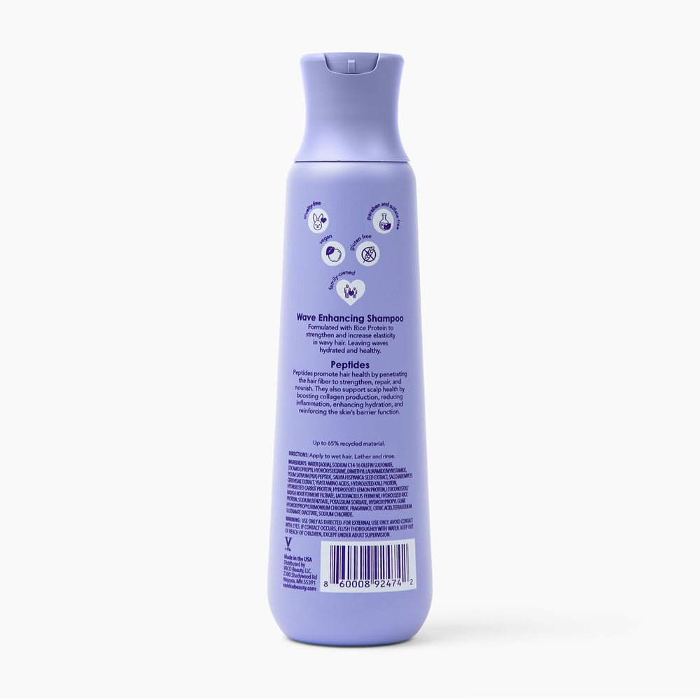 Cheveux ondulés après lavage avec Wave Babe, définition et brillance naturelle.