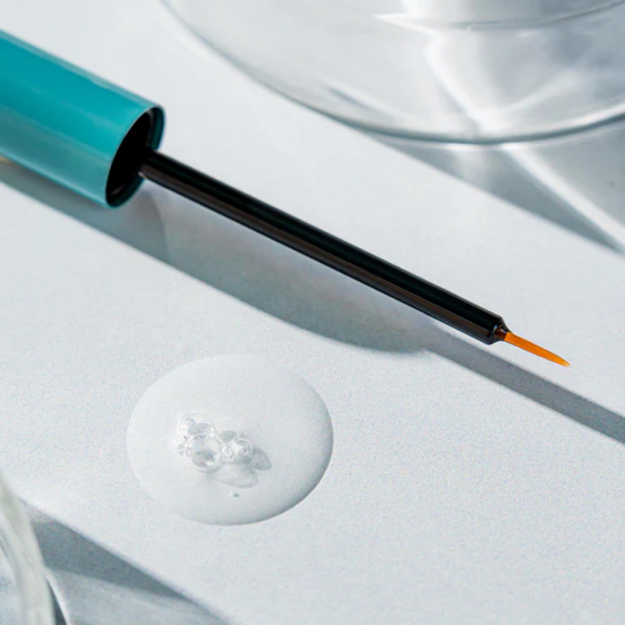 Vellora sérum cils, application quotidienne simplifiée, routine beauté efficace.