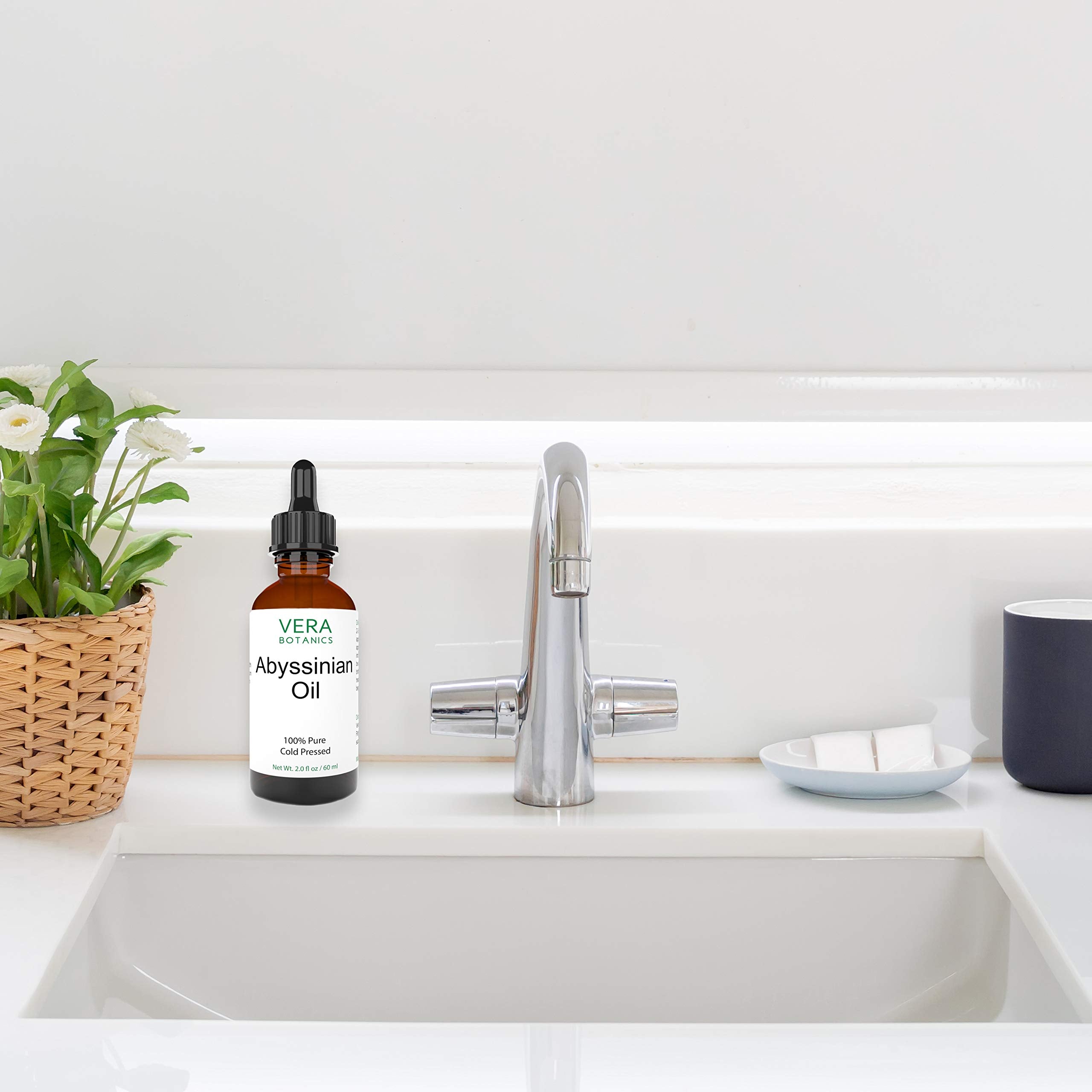 Huile abyssinienne Vera Botanics sur les cheveux, soin nourrissant.