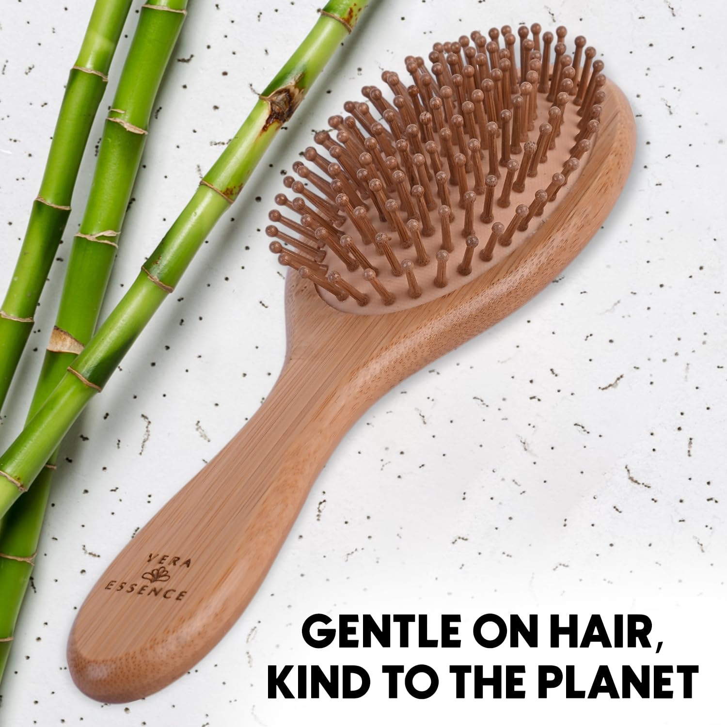 Brosse Vera Essence adaptée à tous types de cheveux pour un usage quotidien.