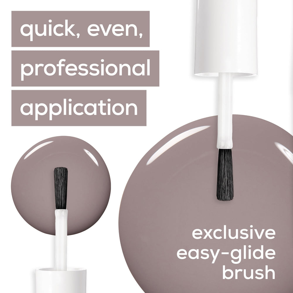 Application fluide du vernis essie Chinchilly pour un résultat homogène.