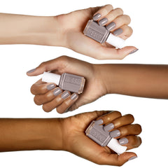 Ongles Chinchilly neutres avec vernis essie, style discret et élégant.