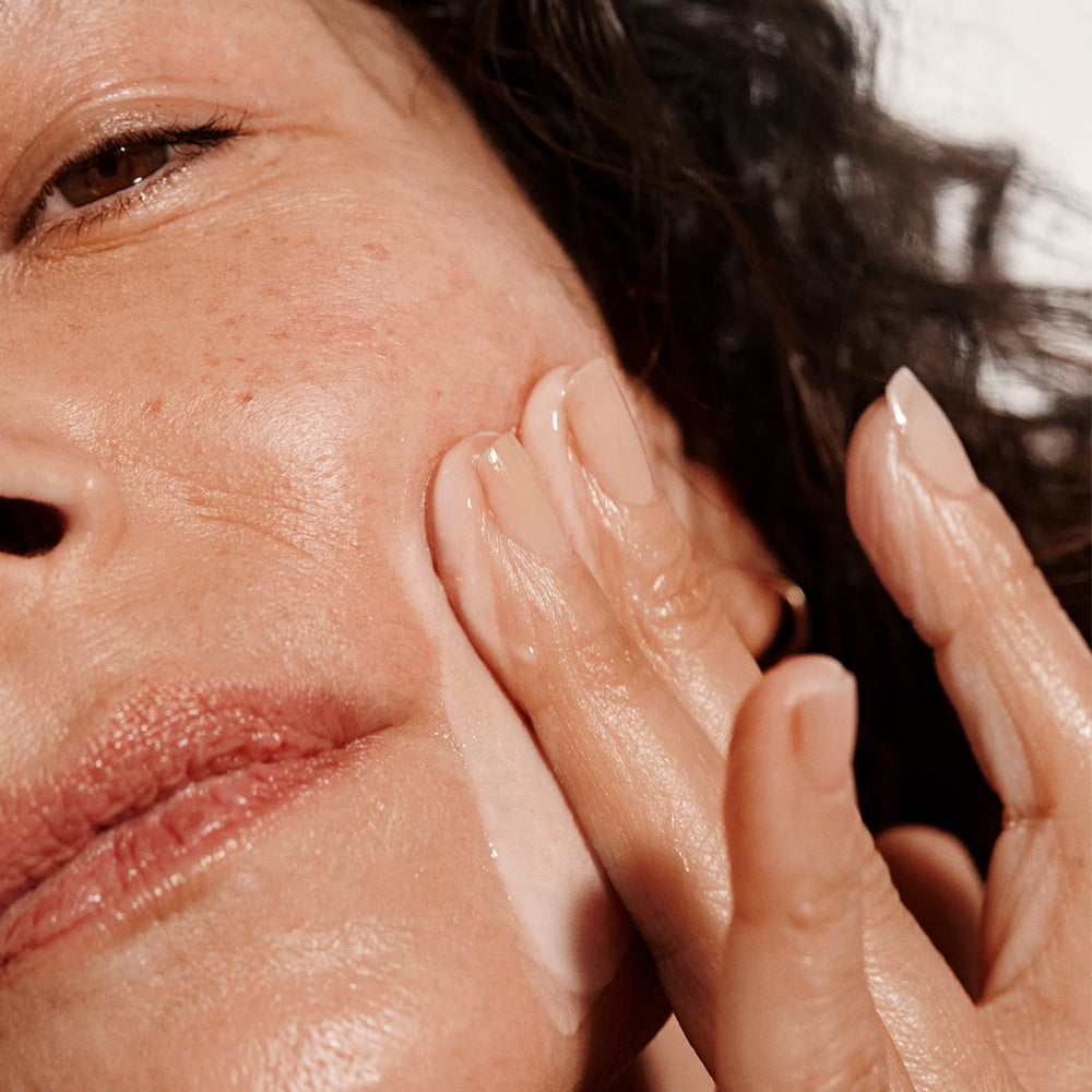 Versed Auto-Save Serum texture-satinée pénètre rapidement sans film gras.