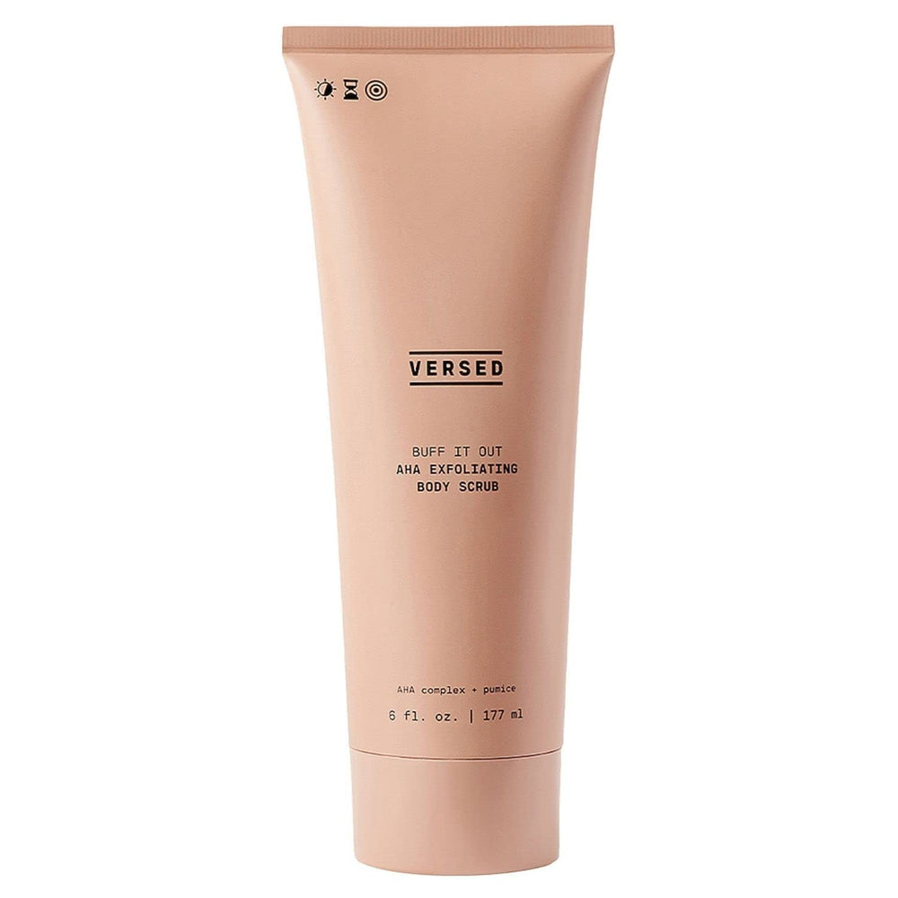 Versed Buff It Out gommage-corps AHA sur peau, texture plus lisse.