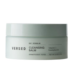 Baume démaquillant Versed Day Dissolve fond le maquillage en douceur.