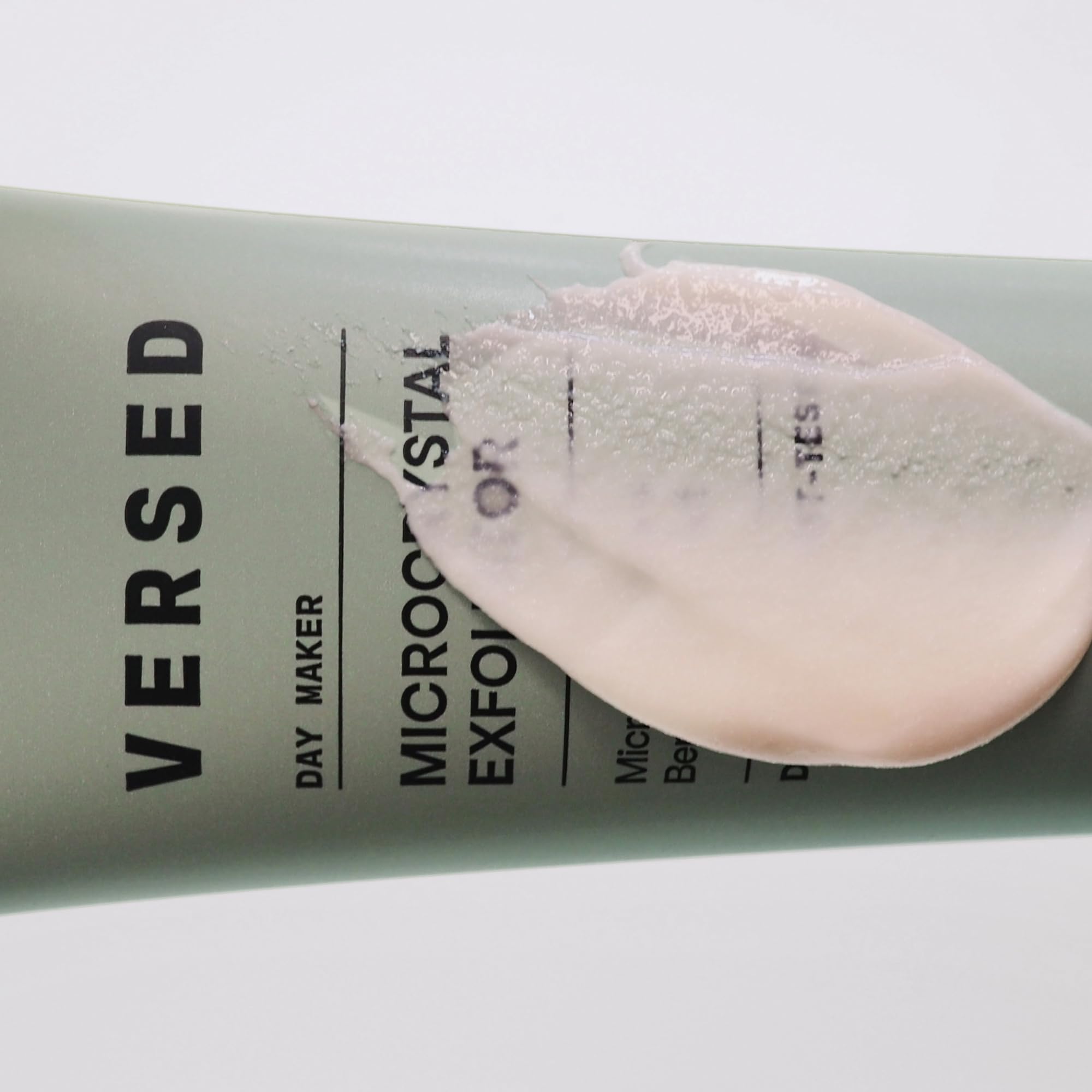Versed Day Maker, exfoliation douce laissant peau lumineuse et veloutée.