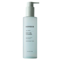 Versed Puriste – bouteille du nettoyant quotidien, peau hydratée et douce.