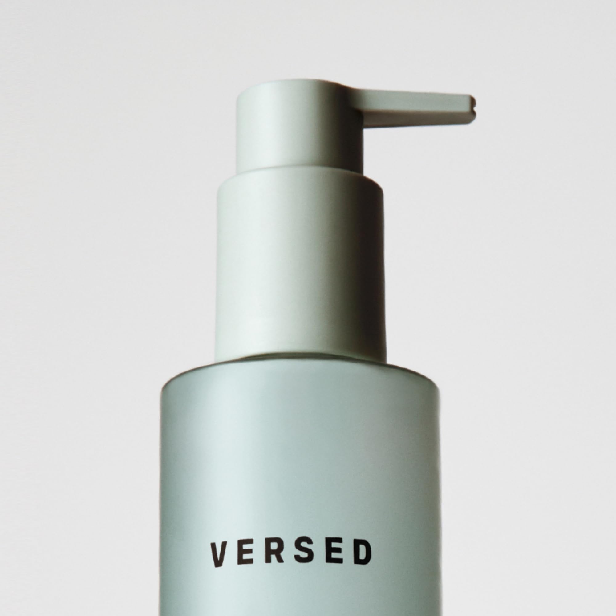 Pompe pratique de Versed Puriste facilitant le double nettoyage.