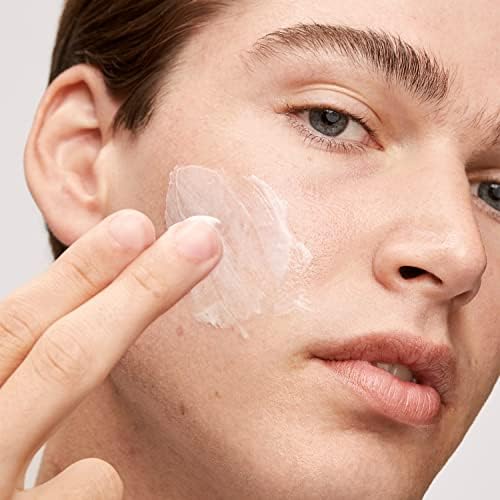 Moment d'application nocturne avec Versed Skin Soak, soin non gras et efficace.