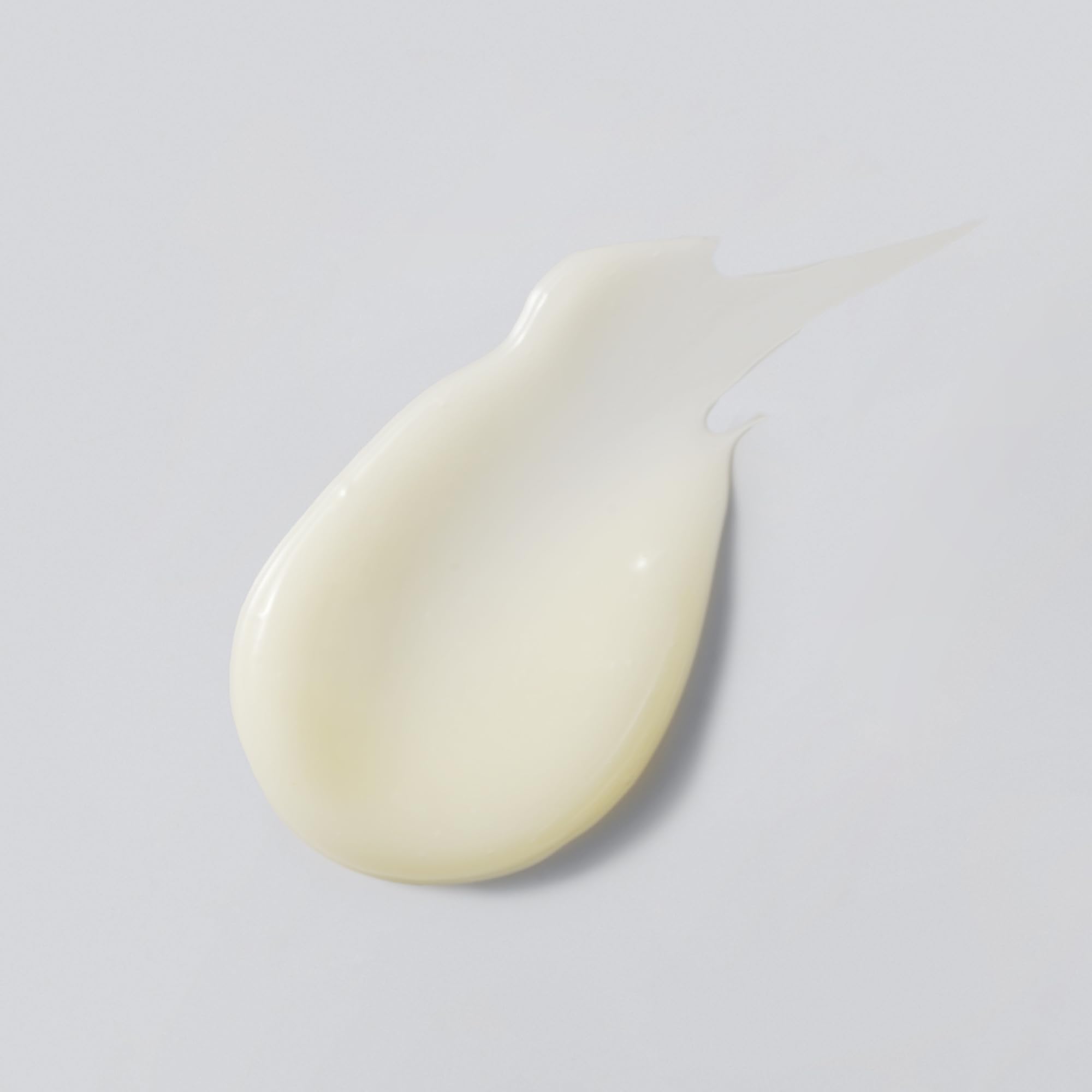 Texture hydratante du gel pour le contour des yeux; peau délicate enveloppée de douceur.