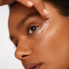 Versed Zero-G Crème Yeux, extrait d’algues nourrissant le contour des yeux.
