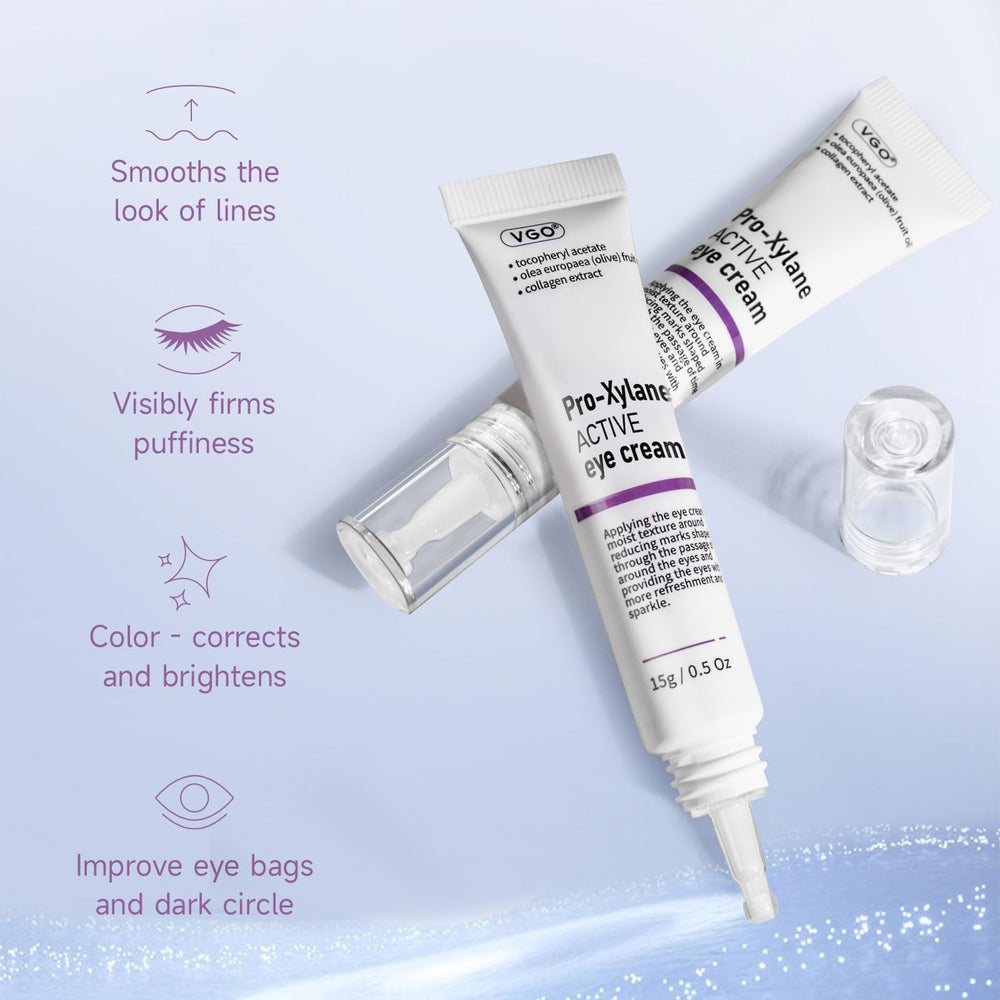 Application douce sur le contour des yeux avec les doigts