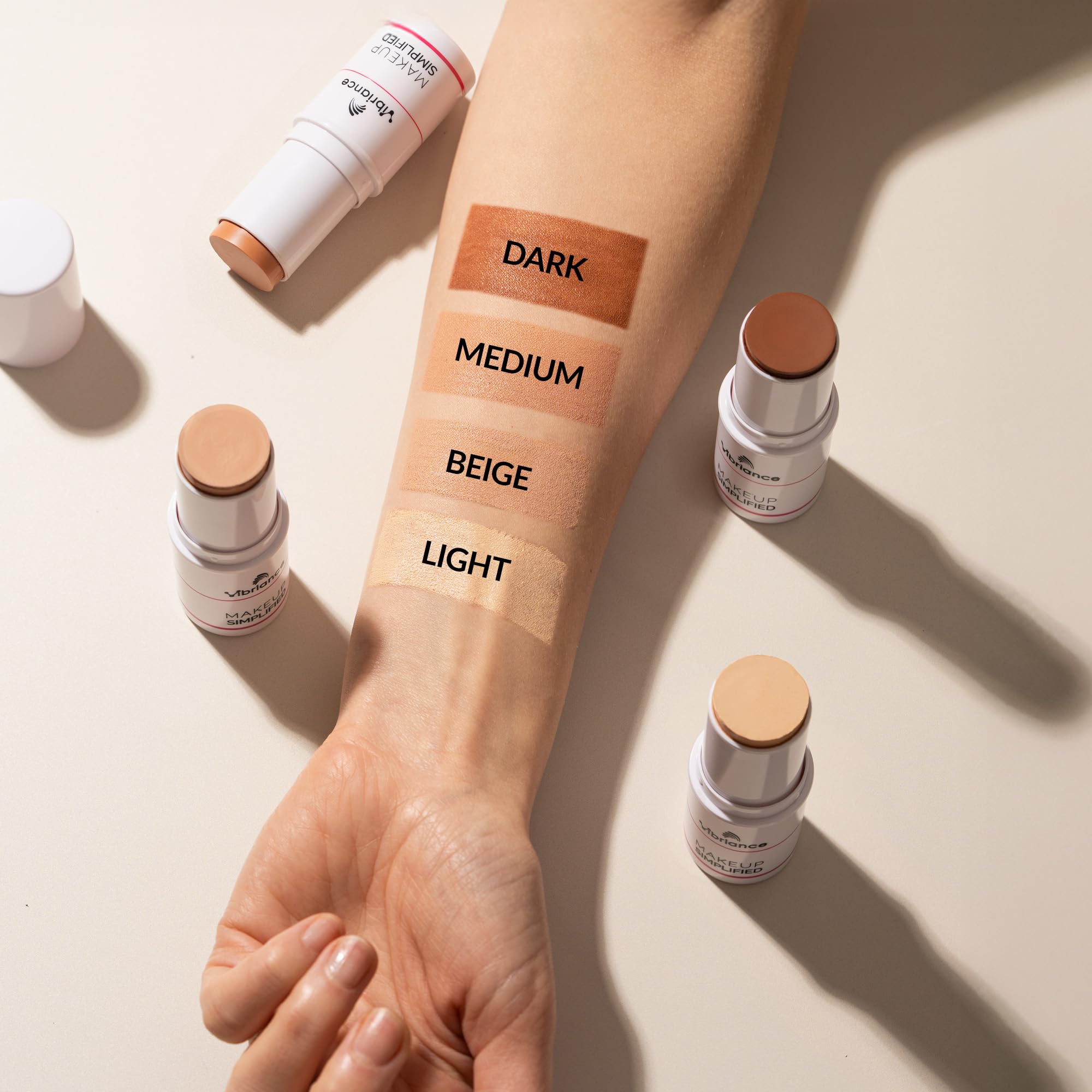 Contour léger avec le Complexion Sticks pour sculpter les traits.