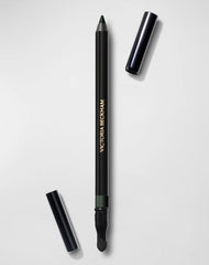 Victoria Beckham kajal satin olive, crayon yeux intense et longue tenue.