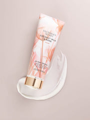 Victoria's Secret Creme Hydratante Coco Rose, application douce et absorption rapide.