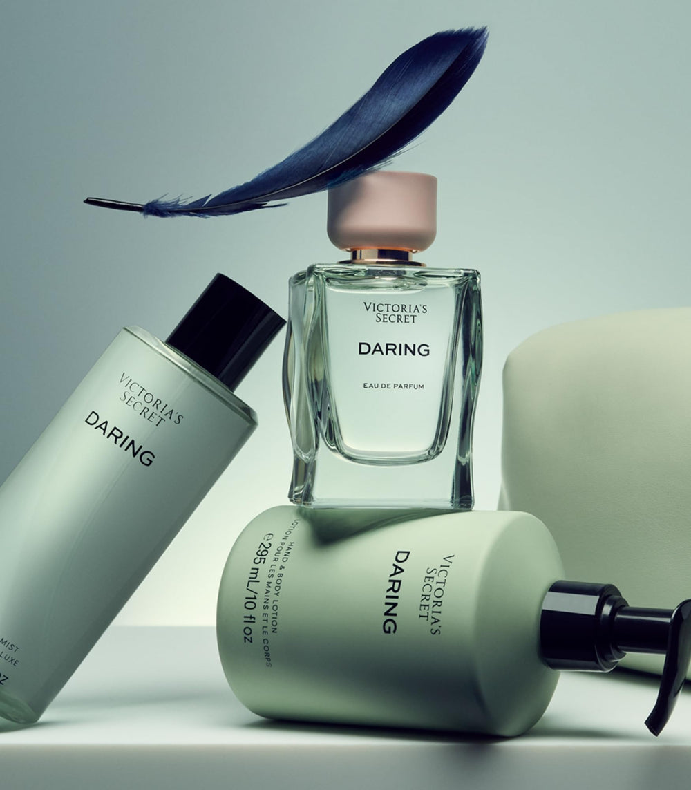 Victoria's Secret Daring — Bouteille élégante prête à emporter pour votre routine parfumée.