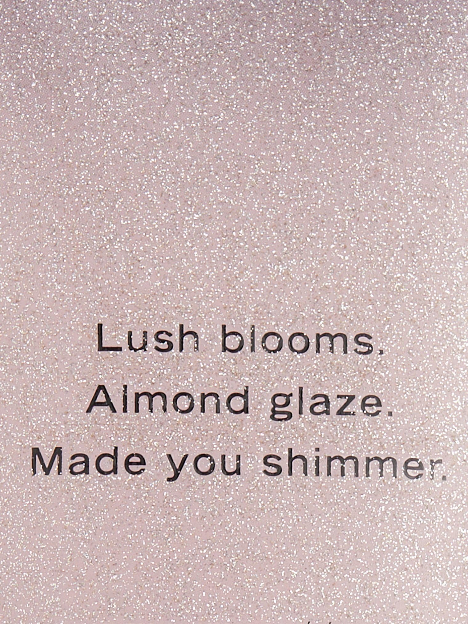 Lotion parfumée Velvet Petals Shimmer, texture crèmeuse et application agréable.