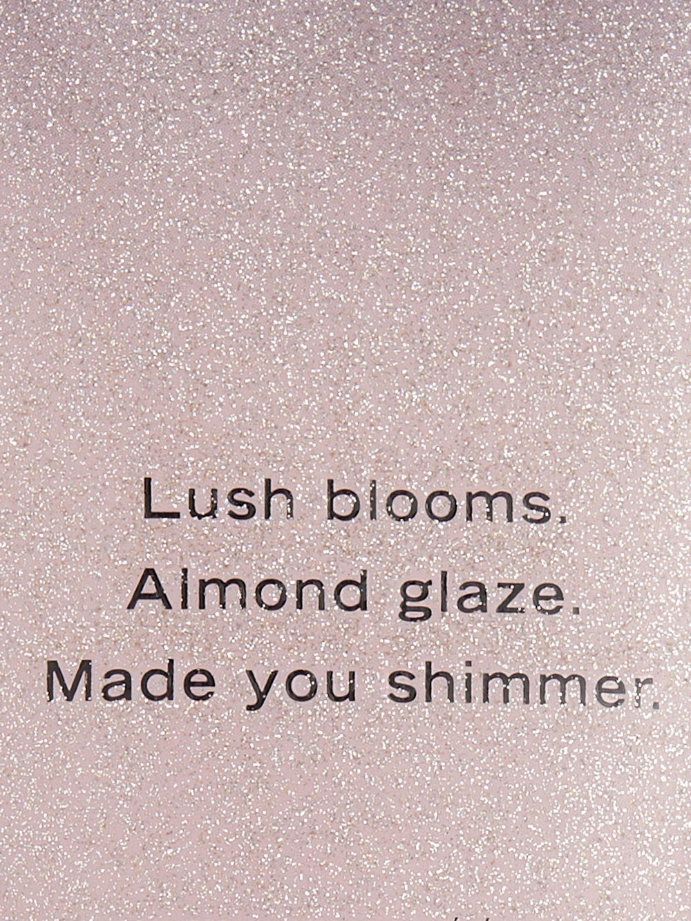 Lotion parfumée Velvet Petals Shimmer, texture crèmeuse et application agréable.