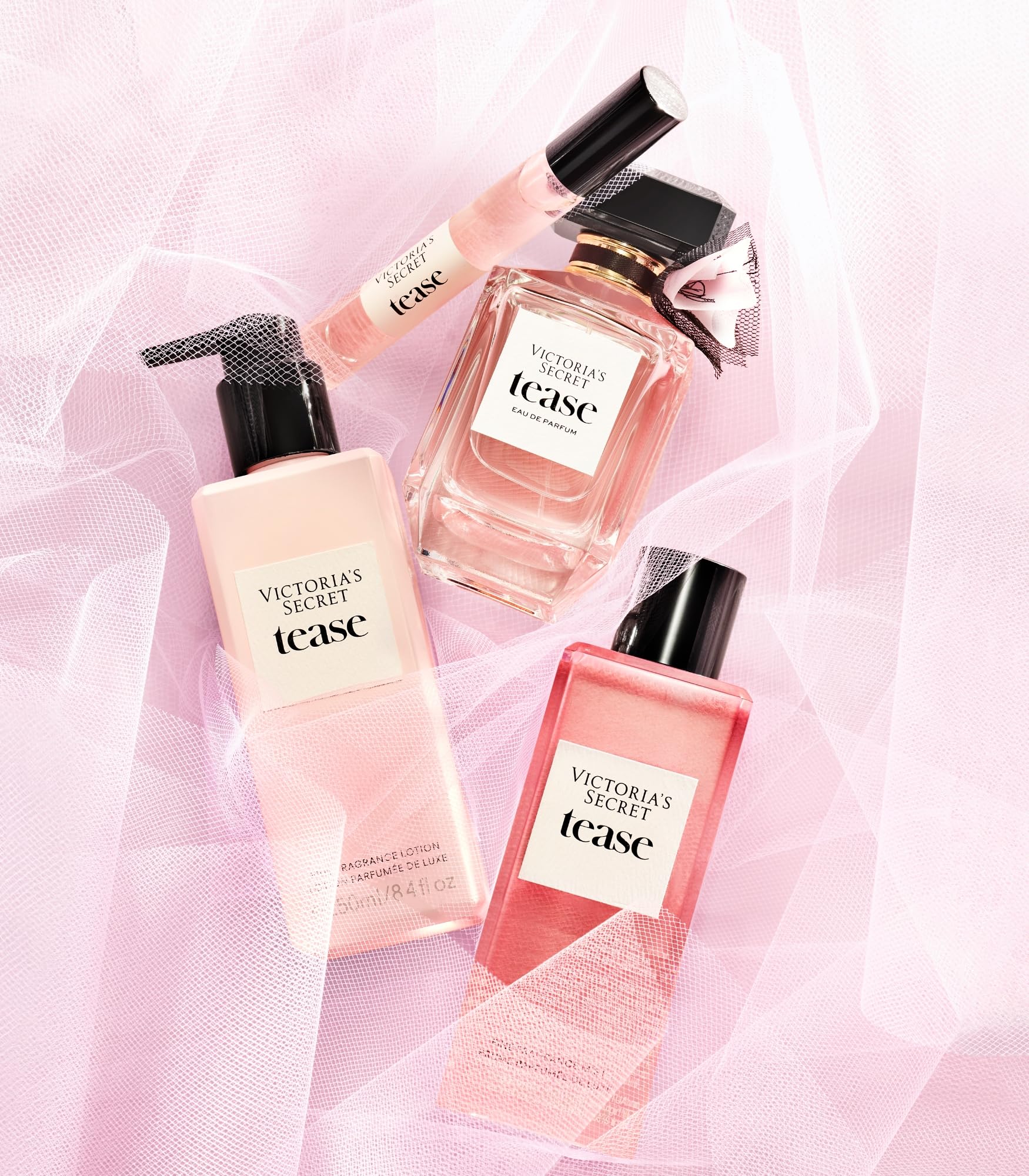 Application douce de Victoria's Secret Tease Lotion sur la peau.