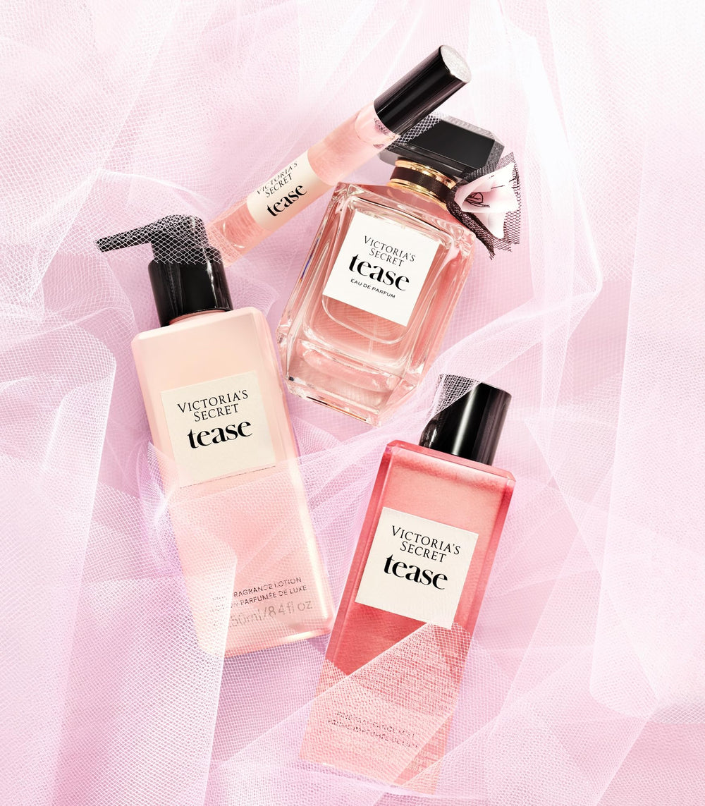 Application douce de Victoria's Secret Tease Lotion sur la peau.