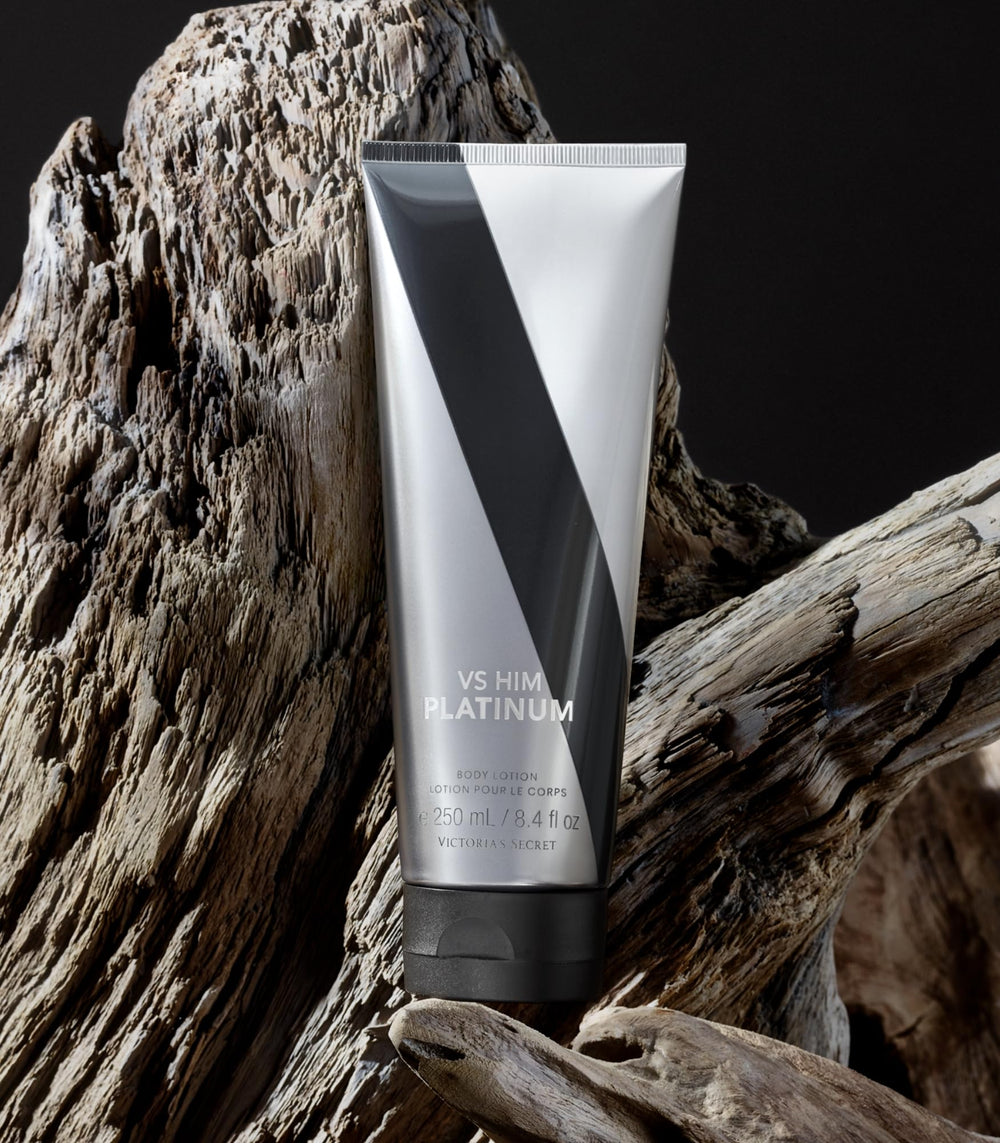 Application mains Victoria's Secret VS Him Platinum Lotion pour douceur.