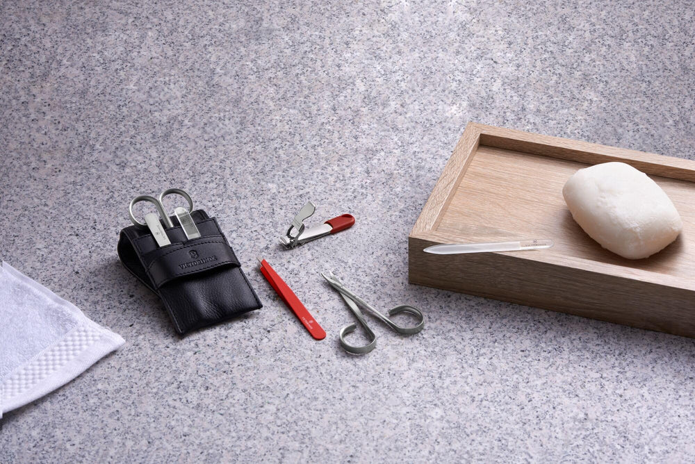 Cisailles Victorinox avec trou de lanière, rangement pratique.
