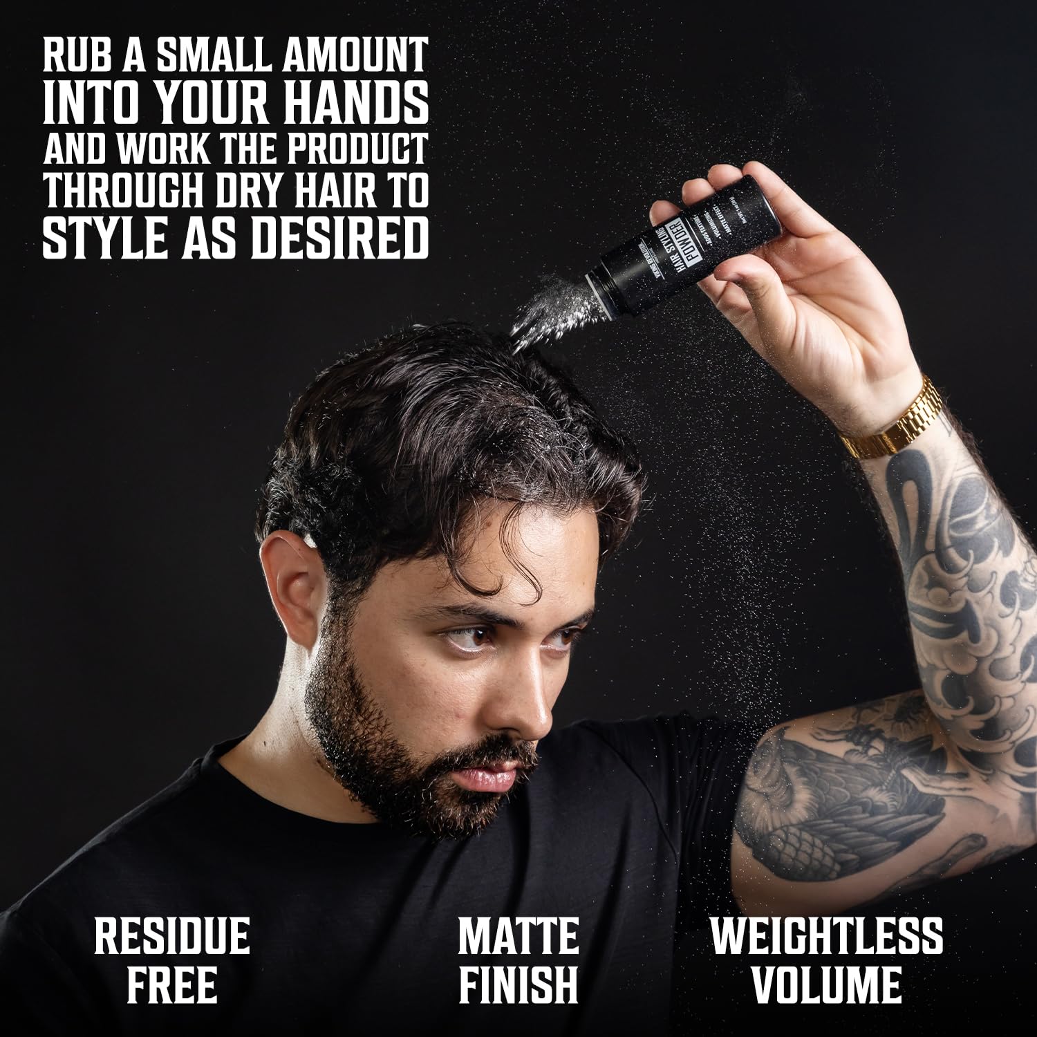 Application simple du spray sel marin pour cheveux homme, préparation rapide du style.