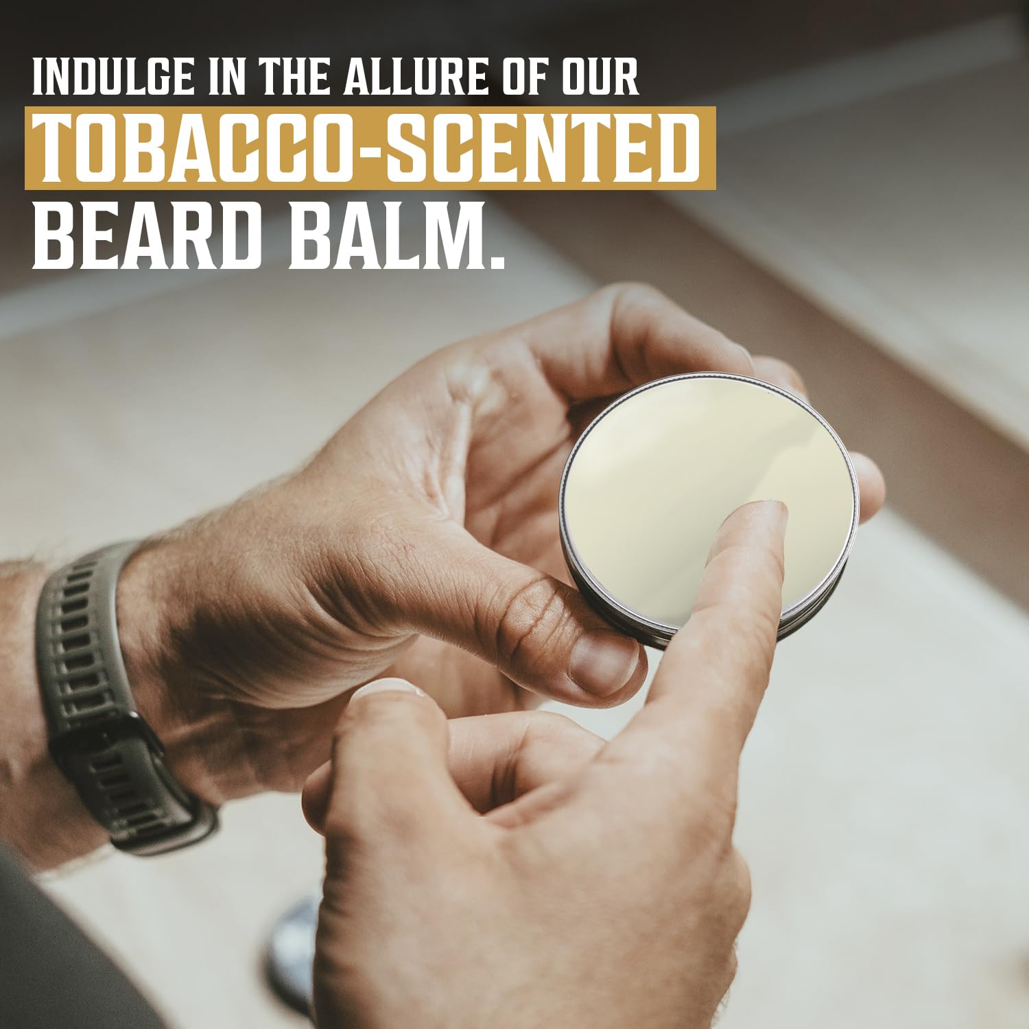 Homme applique le baume Viking Revolution Sweet Tobacco sur sa barbe.