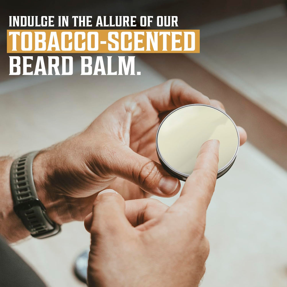 Homme applique le baume Viking Revolution Sweet Tobacco sur sa barbe.